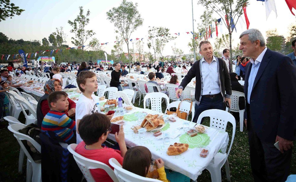 Başkan Karaosmanoğlu, 3 Bin 500 Anne İle İftar Yaptı