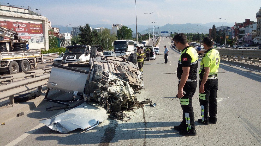 Freni Kilitlenen Kamyona Otomobil Çarptı: 1 Ölü, 3 Yaralı