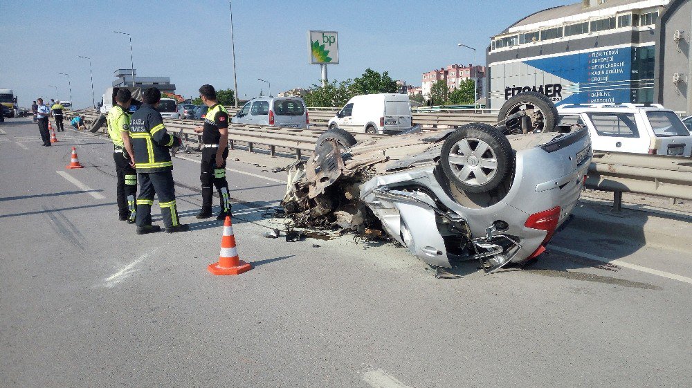 Freni Kilitlenen Kamyona Otomobil Çarptı: 1 Ölü, 3 Yaralı