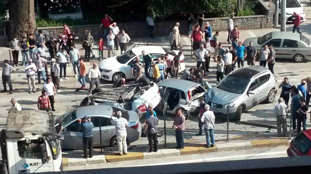 Karşı Şeride Geçen Tır 6 Otomobili Biçti: 8 Yaralı