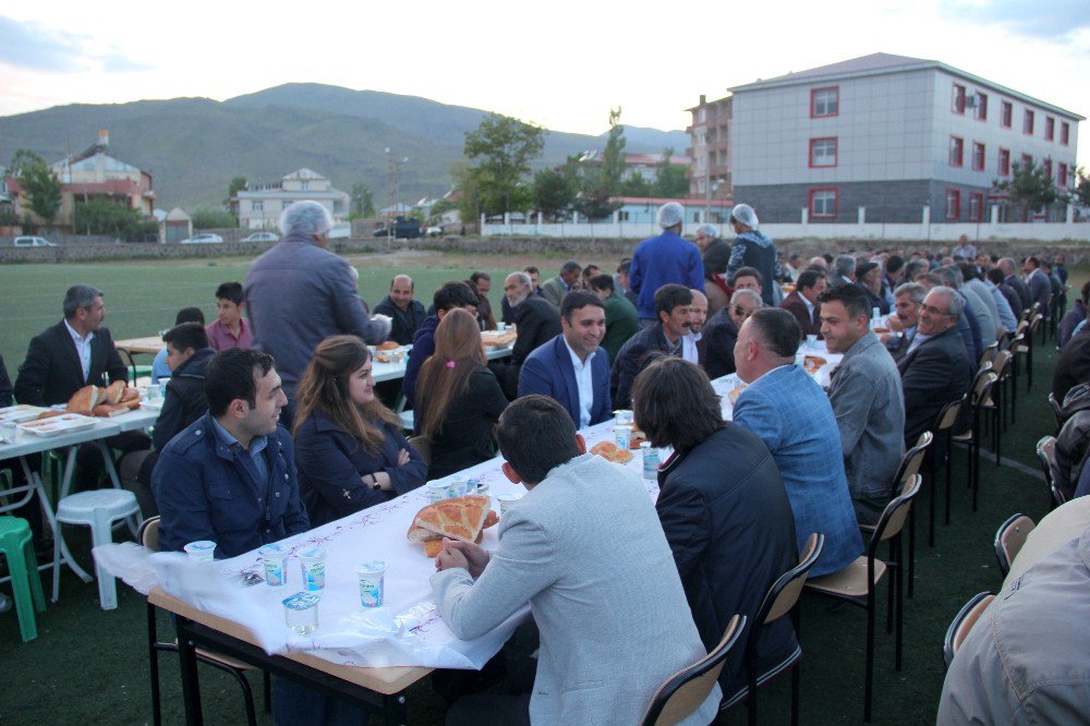 Muradiye’de Belediyesinden İftar Yemeği