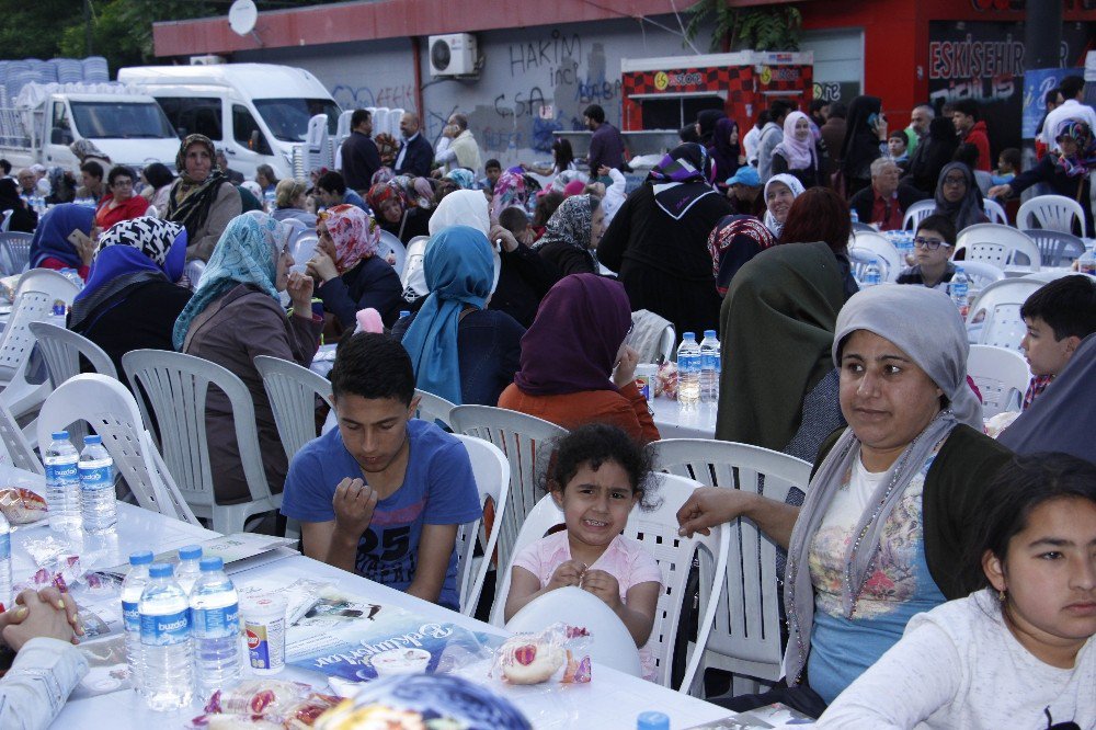 Eskişehir İhh’dan 2 Bin 500 Kişilik Dev İftar