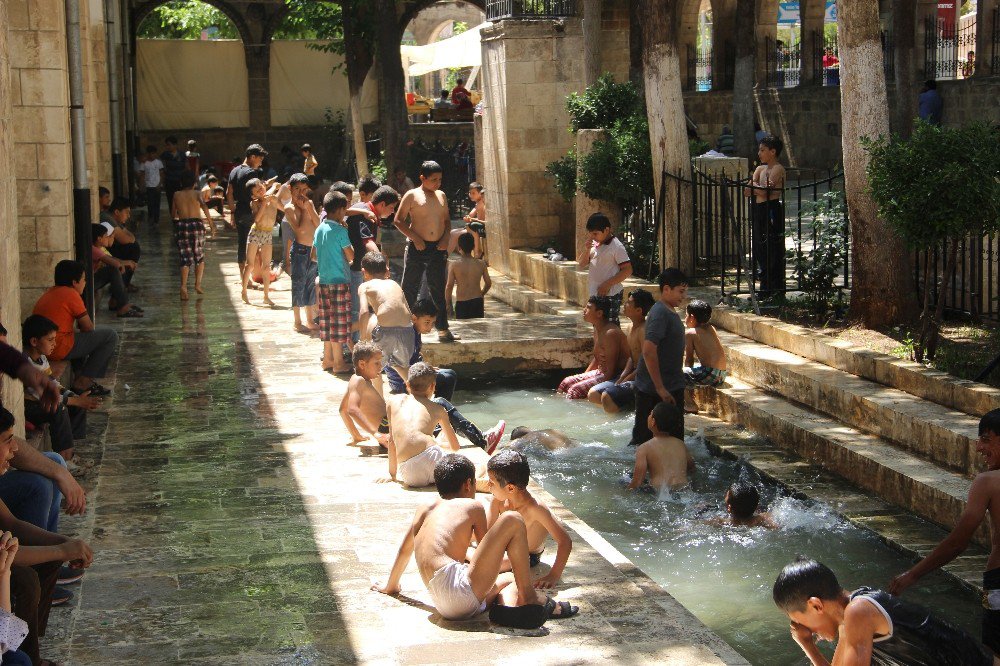 Şanlıurfa’da Oruç Tutan Vatandaşlar Serinlemek İçin Doğal Yolları Kullanıyor