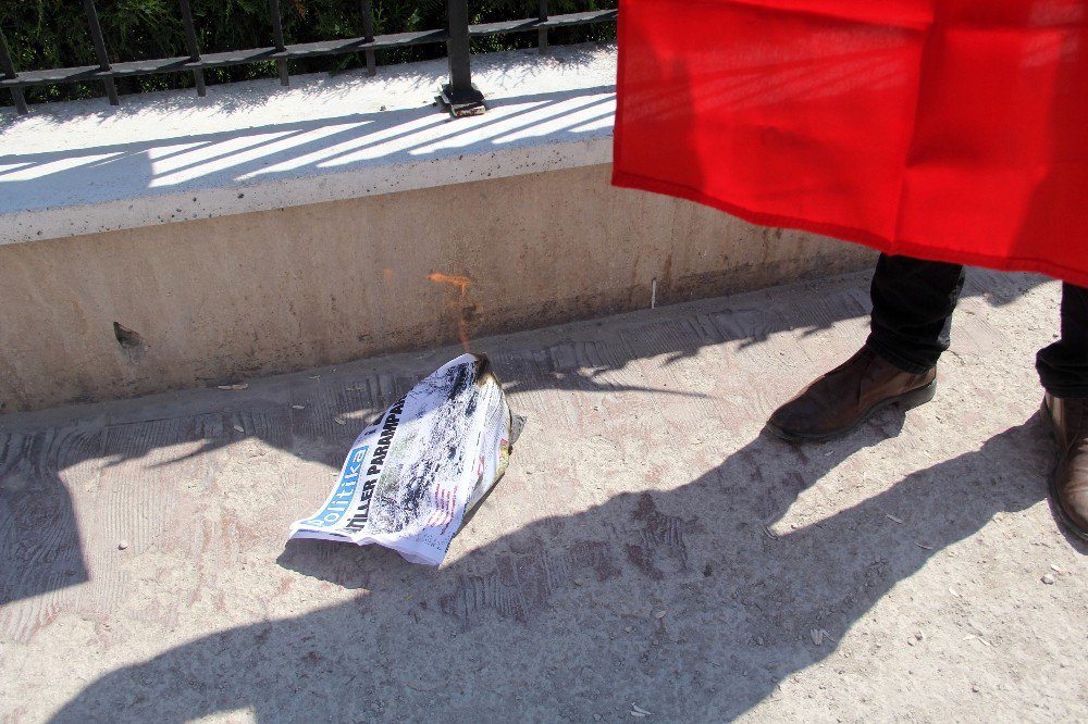 Skandal Başlığı Atan Gazeteyi Yakarak Protesto Etti