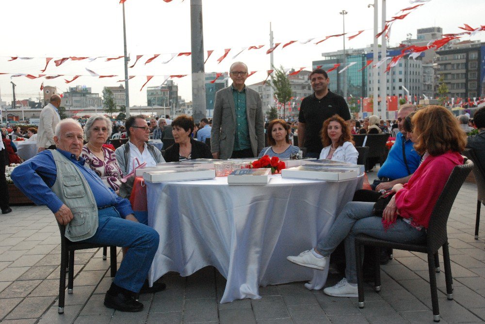 Yunan Turizmciler Beyoğlu’nda Ramazan Atmosferini Yaşadı