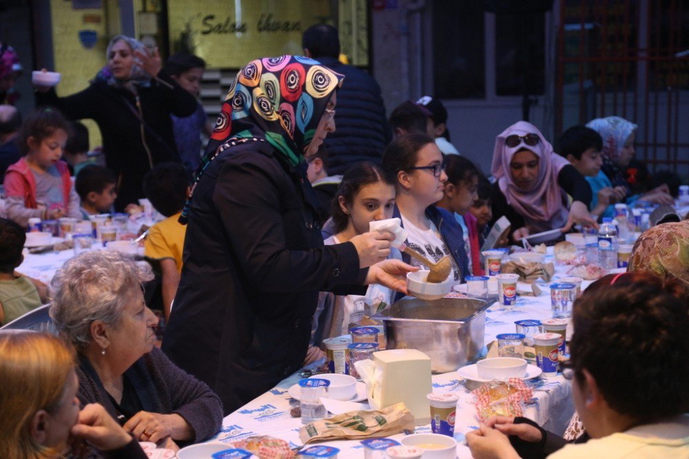 Mahalle İftarını Çocuklar Şenlendirdi