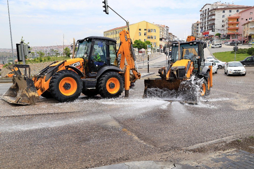 Başkent’te Şebeke Borusu Patladı, Su Metrelerce Havaya Fışkırdı