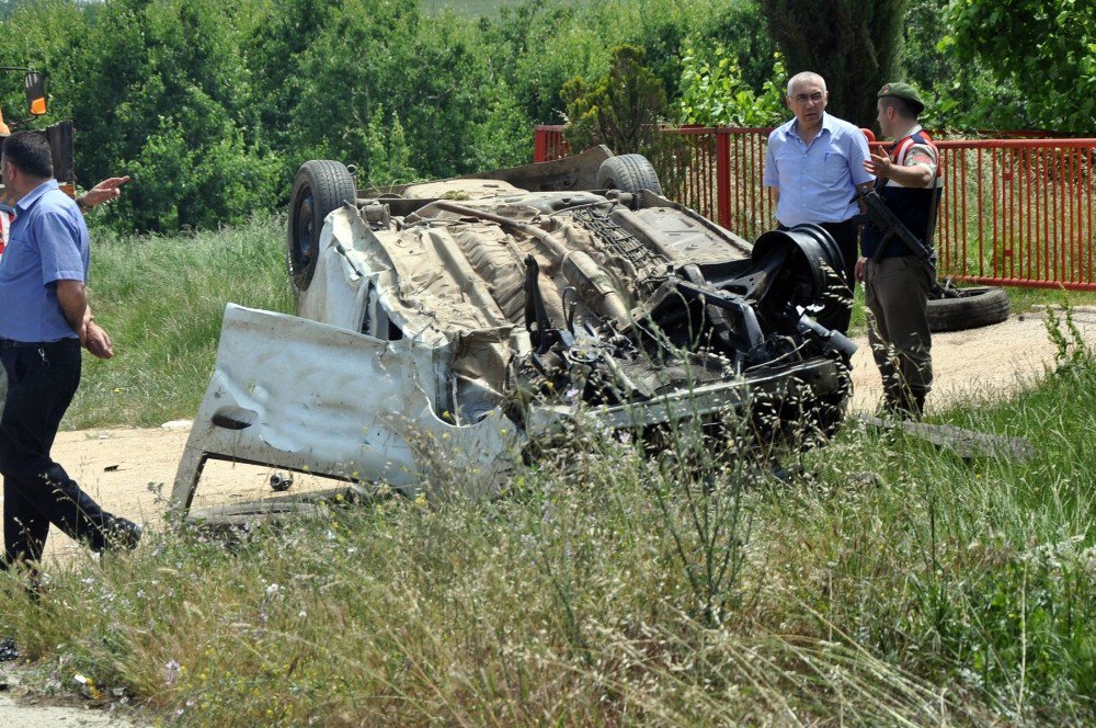 Otomobil Su Kanalına Düştü, Takla Attı: 1 Ölü, 2 Yaralı