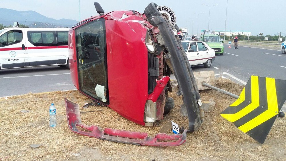 Edremit’te Çarpışan Otomobil Orta Refüje Çıkarak Yan Döndü