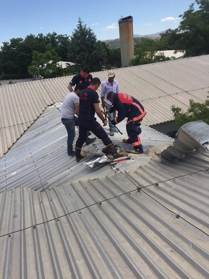 Elazığ’da Çatıya Sıkışan Şahsı İtfaiye Kurtardı