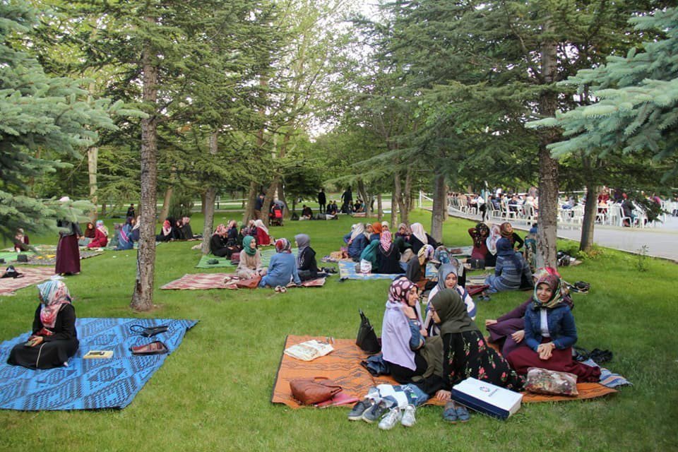 Erciyes Üniversitesi İlahiyat Fakültesi Öğrencileri İftarda Okul Bahçesinde Buluştu