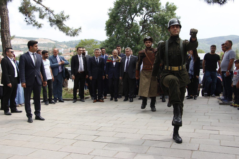 Bakan Kılıç, Ertuğrul Gazi Türbesini Ziyaret Etti