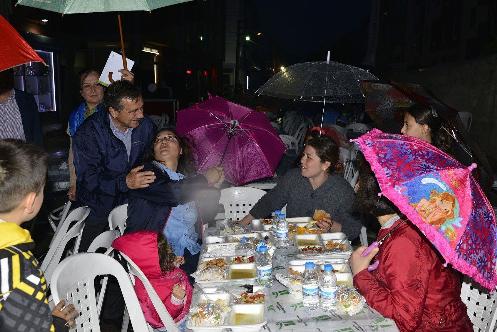 Sokak İftarında Yağmur Bereketi