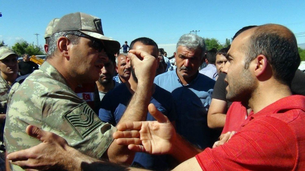 Kavşak İsteyen Vatandaşlar Yolu Trafiğe Kapattı