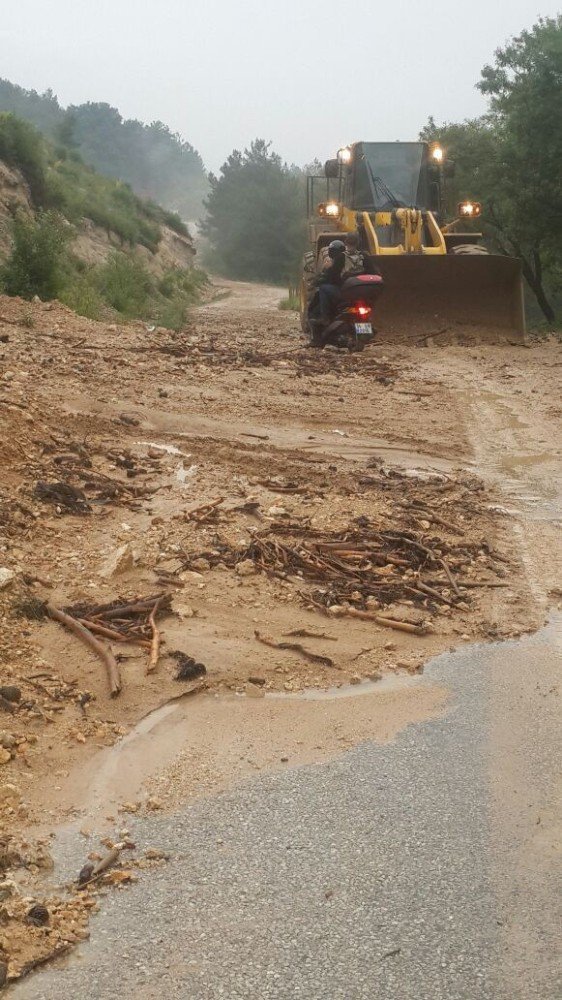 Yağışlar Nedeniyle Zarar Gören Yollara Bakım