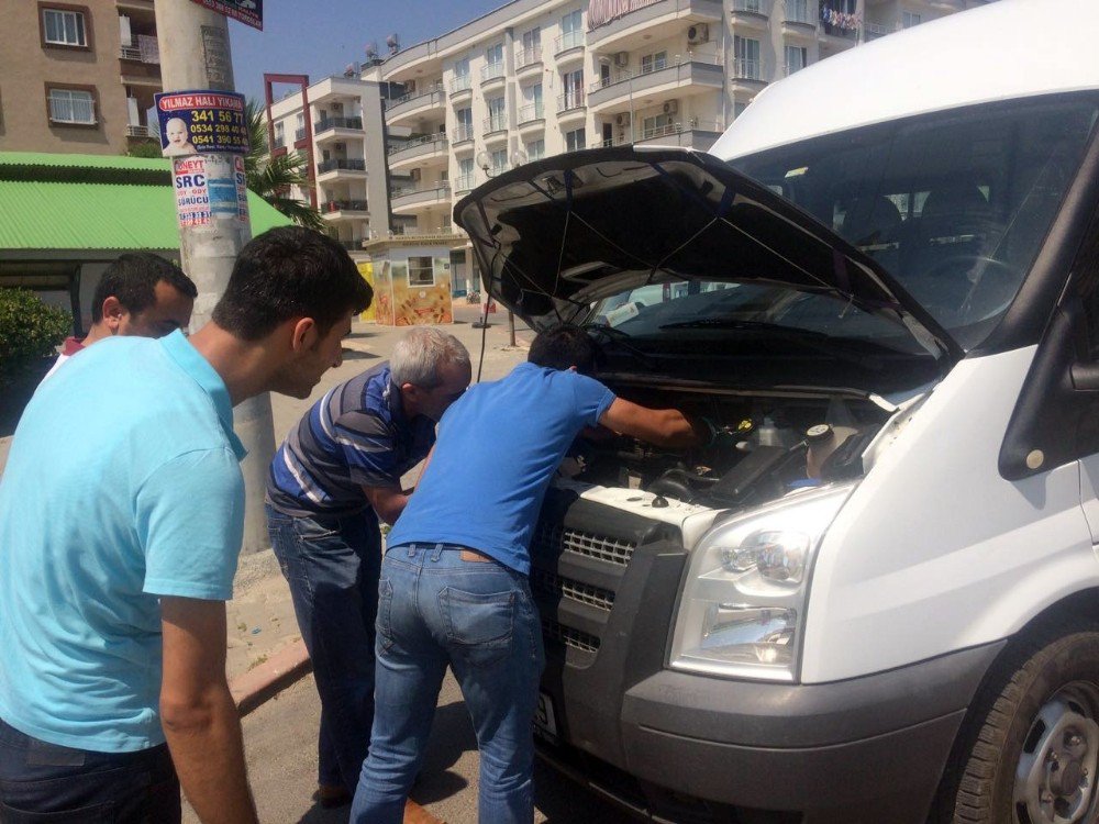 Aracın Motoruna Giren Yavru Kedi Sürücüye Zor Anlar Yaşattı