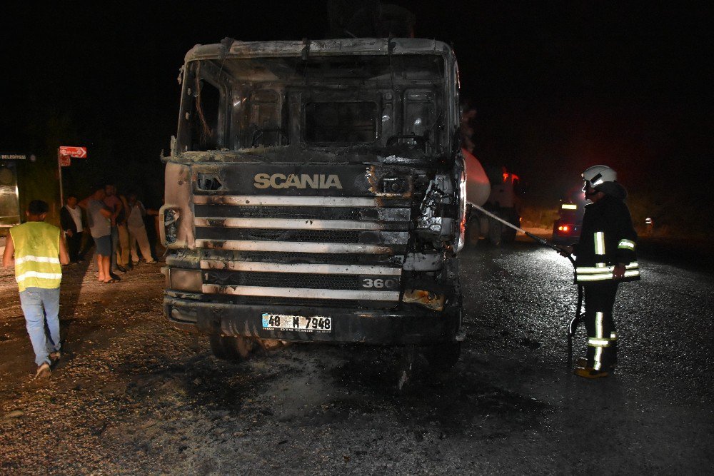 Cumhurbaşkanlığı Konutu İnşaatında Çalışan Beton Pompası Kamyonu Yandı