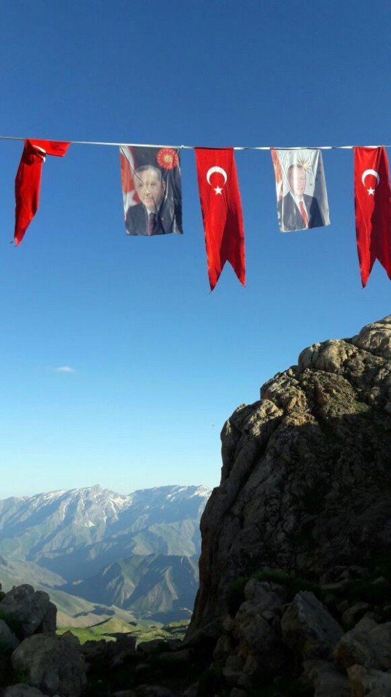 Kato Türk Bayrakları Ve Erdoğan Posterleriyle Donatıldı