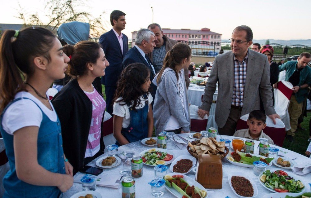 Vali Taşyapan Sevgi Evlerindeki Çocuklarla İftar Açtı