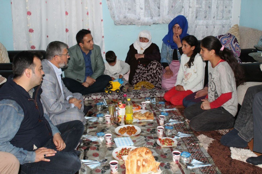 Kaymakam Dündar’dan Sofrasına Konuk Olduğu Aileye Umre Sözü