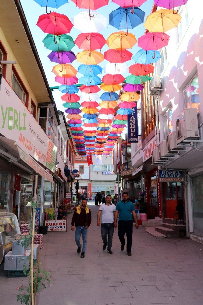 Süsler Sokak Şemsiye İle Kaplandı