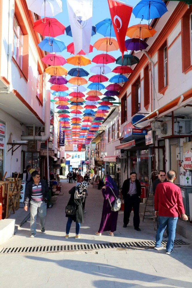 Süsler Sokak Şemsiye İle Kaplandı