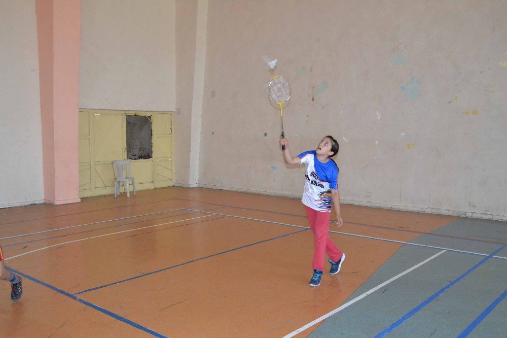 Emine Türkan İkiz İlkokulu Badmintonda Şampiyon Oldu