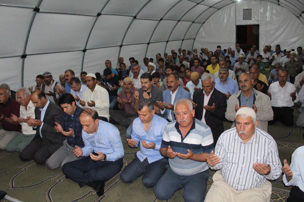 Adıyaman Valisi Erin Samsatlı Depremzedelerle Çadırda Teravih Kıldı