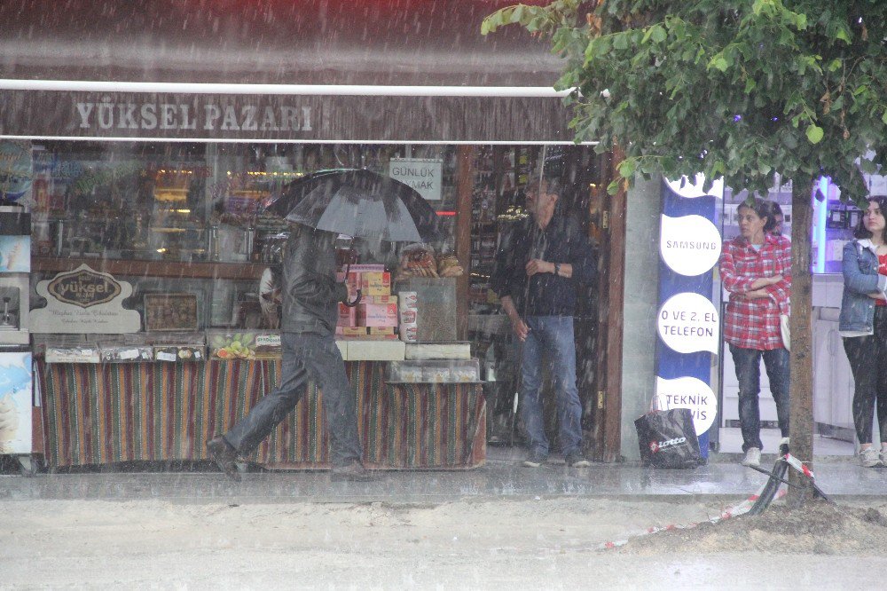 Şiddetli Yağmur Kent Merkezinde Etkili Oldu