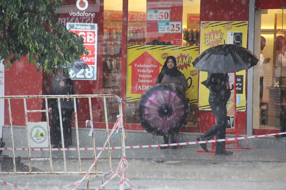 Şiddetli Yağmur Kent Merkezinde Etkili Oldu