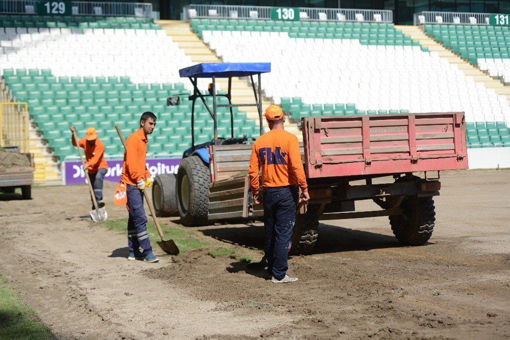 Bursaspor’un Stadyumunda Hibrit Çim Çalışmaları Başladı