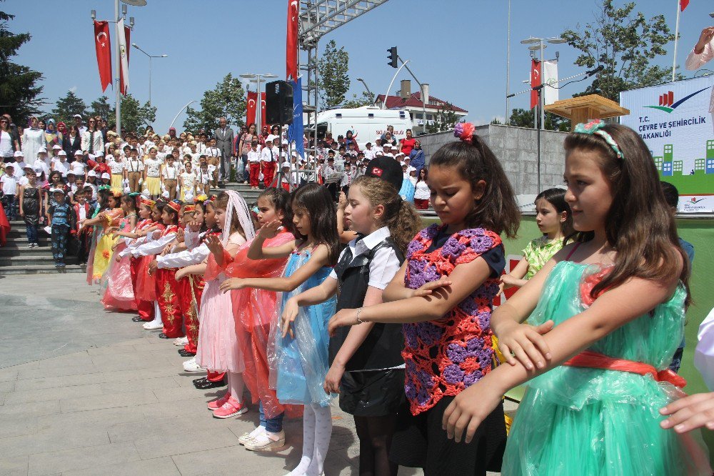 Atık Poşetlerden Yapılan Kıyafet Defilesi Büyüledi