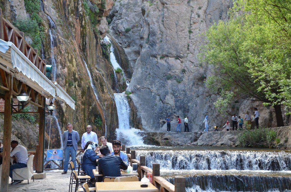 Günpınar Şelalesine Ziyaretçi Akını Başladı