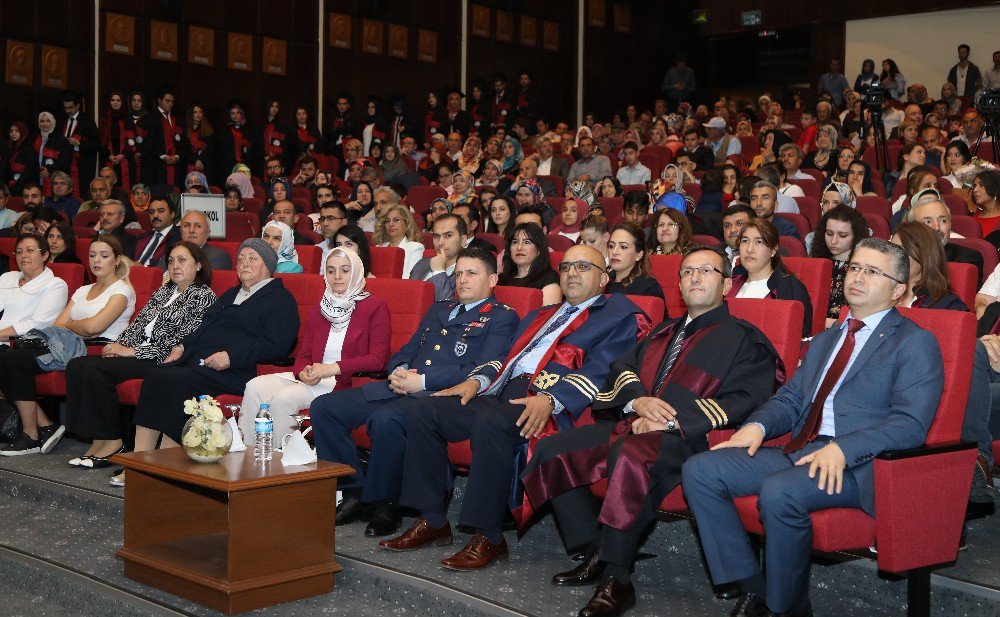 Erü Eczacılık Fakültesi’nde Mezuniyet Coşkusu