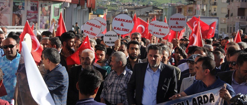 Hakkarililer Ellerinde Türk Bayrakları İl Kalmak İçin Yürüdü