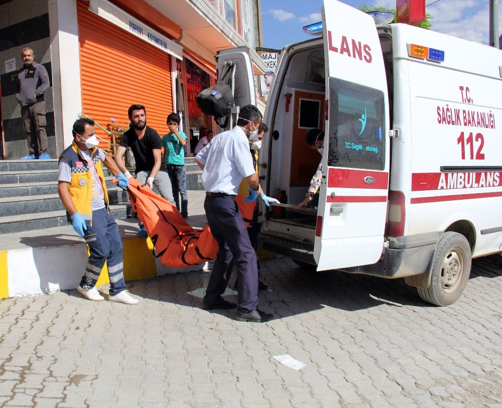 Şemdinli’de Görev Yapan Doktor Evinde Ölü Bulundu