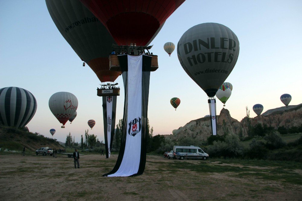 Kapadokya’da Balonlar Beşiktaş’ın Şampiyonluğu İçin Havalandı