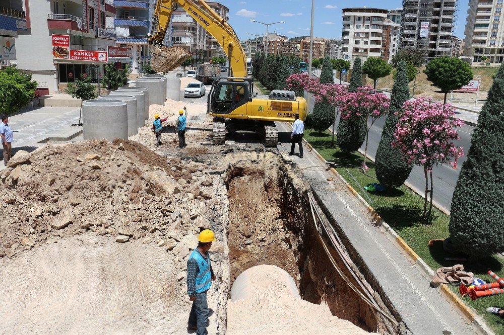 Karaköprü İlçesinde Drenaj Hat Döşeme Çalışmaları Devam Ediyor