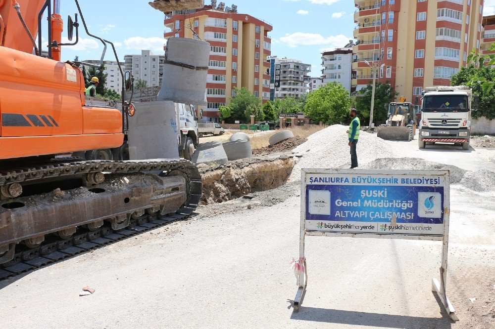 Karaköprü İlçesinde Drenaj Hat Döşeme Çalışmaları Devam Ediyor