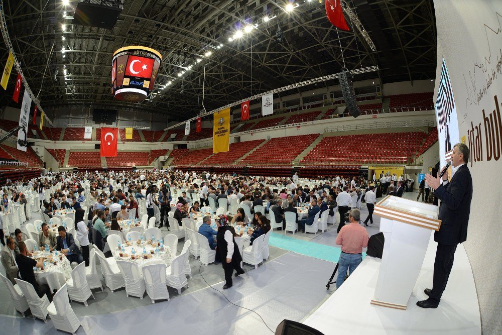 Başkan Akyürek, Esnaf Odalarının Üyeleri İle İftarlarda Buluşuyor