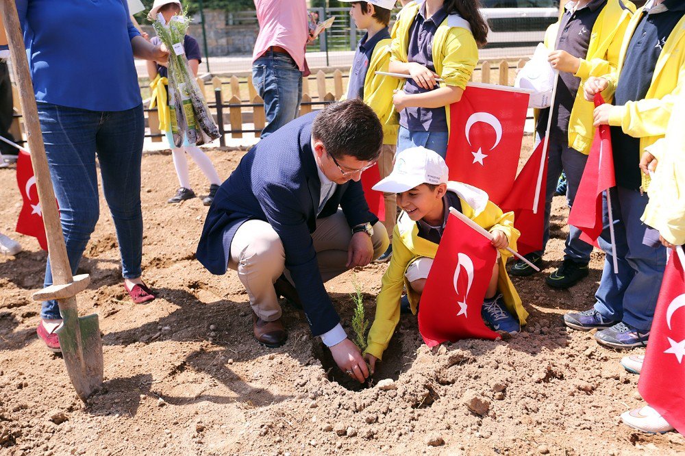 Başkan Subaşıoğlu Öğrencilerle Hobi Bahçelerine Fidan Dikti