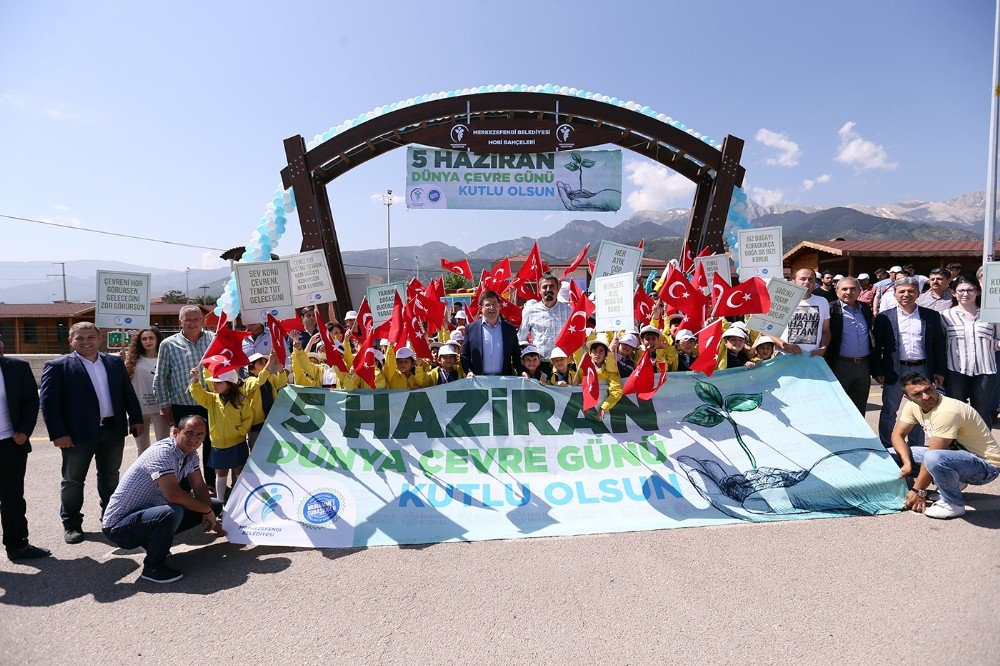 Başkan Subaşıoğlu Öğrencilerle Hobi Bahçelerine Fidan Dikti