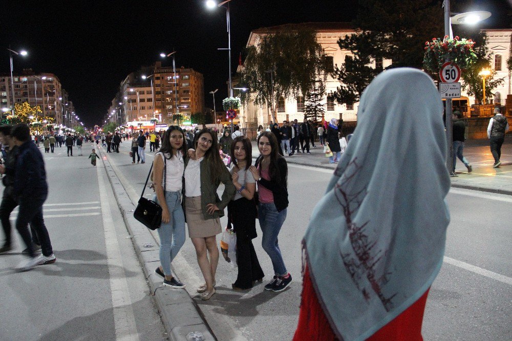 İnsan Seli Caddeyi Trafiğe Kapattı