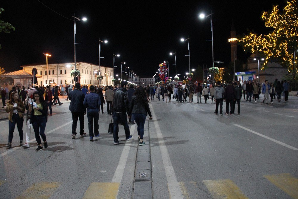 İnsan Seli Caddeyi Trafiğe Kapattı