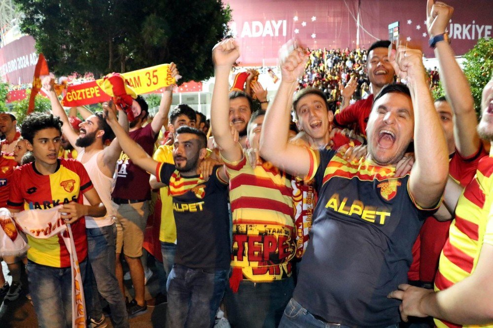 Göztepe Süper Lig’e Çıkmayı Kutluyor