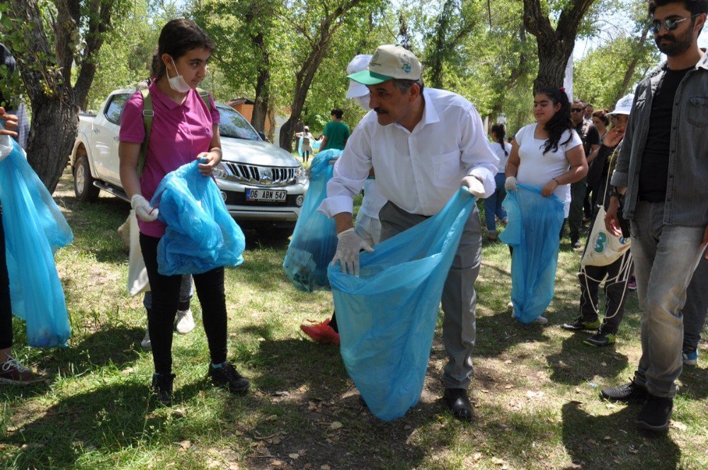 Vali Kaymak, Çevre Günü’nde Öğrencilerle Çöp Topladı
