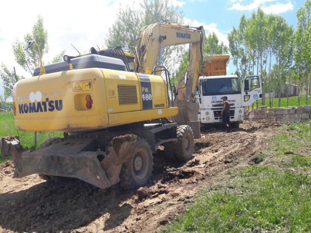 Çaldıran’da Kilitli Parke Taşı Çalışması