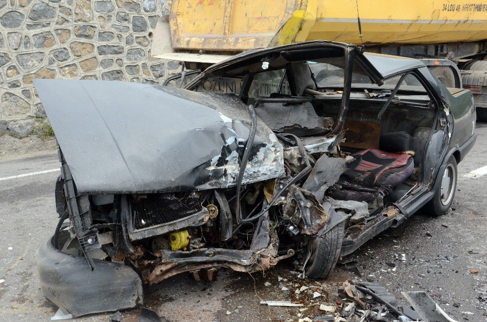 Hurdaya Dönen Otomobilden Sağ Çıktı: 1’i Ağır, 3 Yaralı