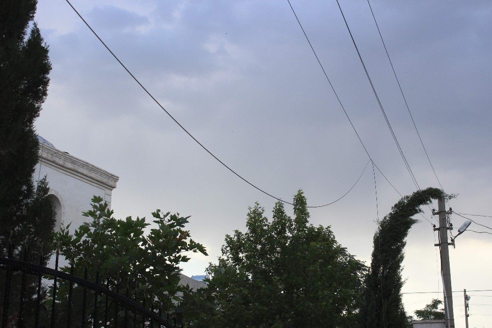 Şiddetli Rüzgar Elektrik Tellerini Kopardı