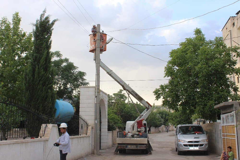 Şiddetli Rüzgar Elektrik Tellerini Kopardı